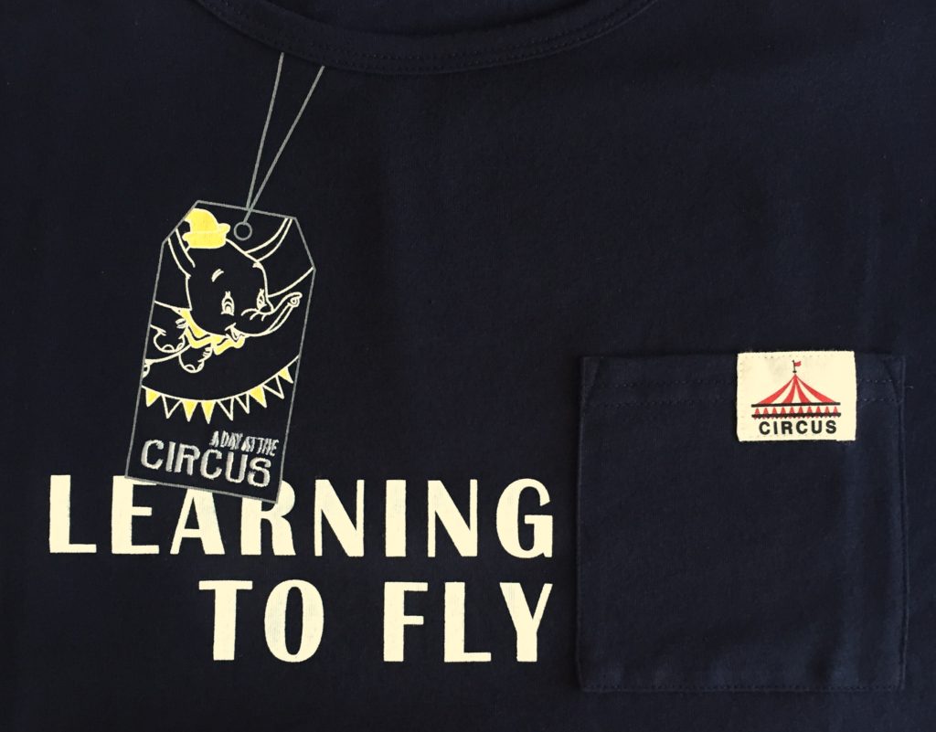 ベルメゾンで購入したダンボの ラベルデザイン胸ポケットプルオーバー シックなデザインなので小柄な男性にもオススメできる ダンボグッズコレクター日記